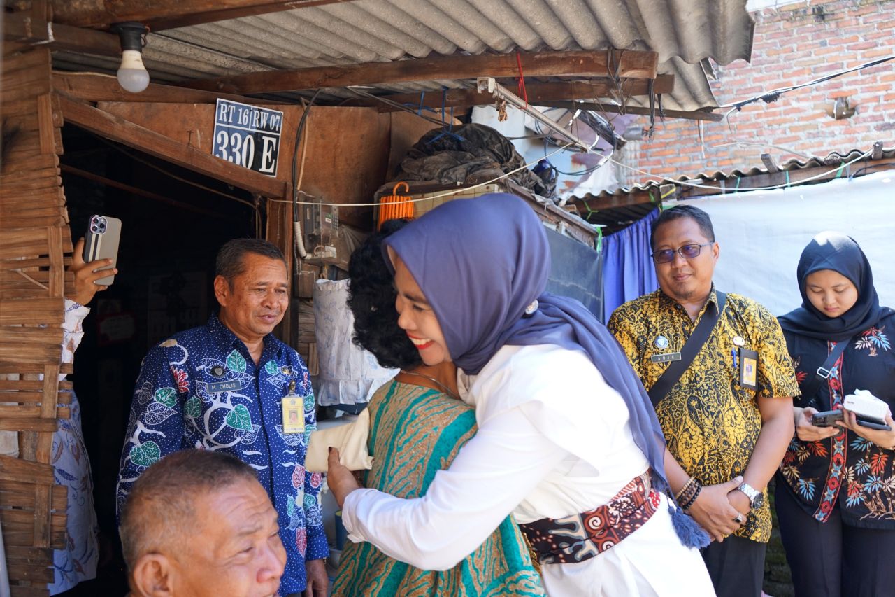 RTLH - Wakil Bupati (Wabup) Sidoarjo, Mimik Idayana turun langsung ke lapangan untuk meninjau kondisi Rumah Tidak Layak Huni (RTLH) milik Warsawan warga Desa Kletek, Kecamatan Taman, Sidoarjo, Selasa (29/04/2025).