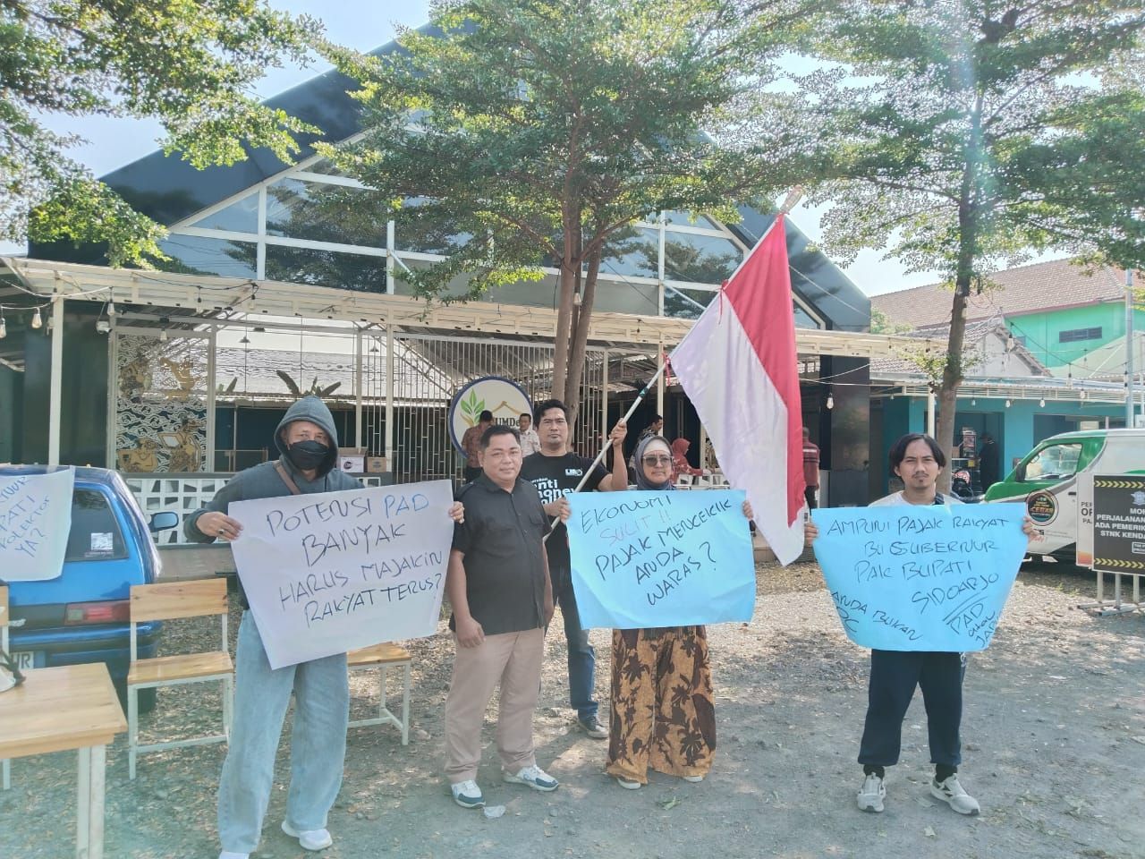 DEMO - Sejumlah aktivitas Sidoarjo demo menolak razia kendaraan bermotor yang dilaksanakan petugas gabungan Badan Pelayanan Pajak Daerah (BPPD) Sidoarjo dan Satuan Lantas Polresta Sidoarjo di JL Raya Desa Lebo, Kecamatan Sidoarjo, Selasa (29/04/2025).
