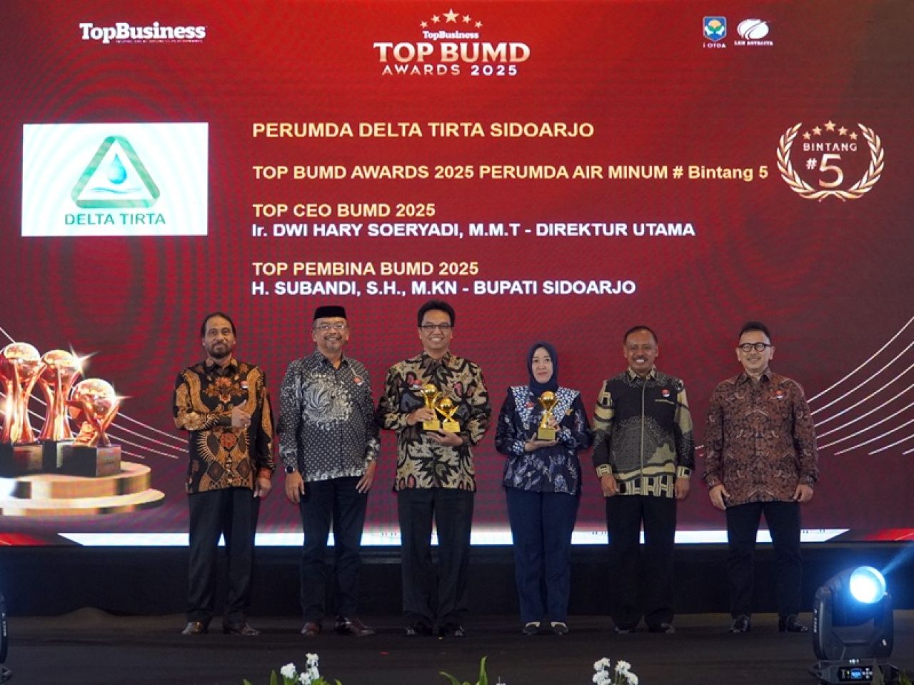 PENGHARGAAN - Perumda Delta Tirta Sidoarjo berhasil mencatatkan prestasi di kancah nasional dengan meraih penghargaan TOP BUMD Awards 2025. Penghargaan itu, diserahkan di Hotel Raffles, Jakarta, Senin (28/04/2025) kemarin.