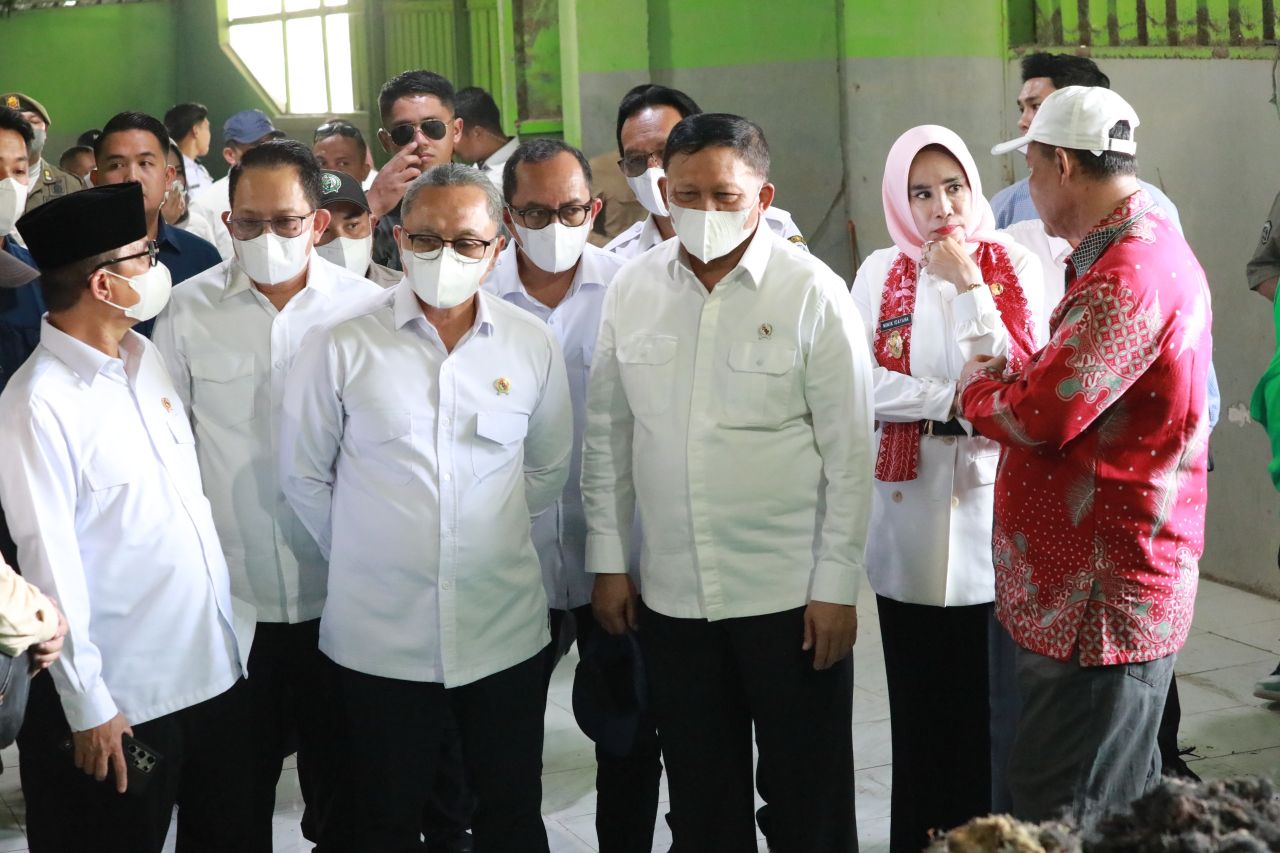 KUNJUNGAN - Wabup Sidoarjo Mimik Idayana mendampingi Kunker Menteri Koordinator Bidang Pangan Zulkifli Hasan saat meninjau Musdesus dan pembentukan Kopdes Merah Putih Tambak Rumput Laut di Desa Kupang, Kecamatan Jabon, Sidoarjo, Rabu (30/04/2025).