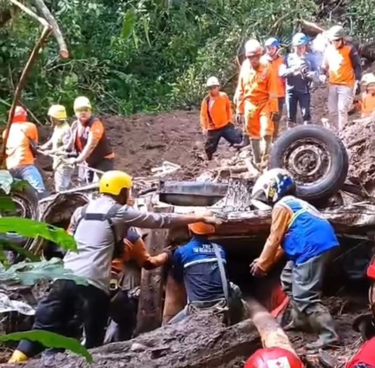 EVAKUASI - Tim Evakuasi bersama Tim SAR gabungan saat proses evakuasi para korban longsor di jalur utama Pacet - Cangar akhirnya berhasil menemukan semua korban, Jumat (04/04/2025).