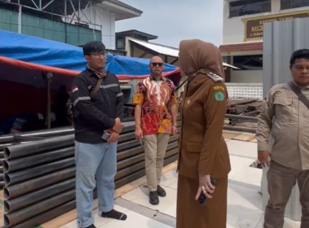 SIDAK - Wakil Bupati (Wabup) Sidoarjo, Mimik Idayana menegur pelaksana proyek pembangunan Masjid Agung Sidoarjo (MAS) senilai sebesar Rp 2,5 miliar tanpa dilengkapi papan nama proyek saat melaksanakan Inspeksi Mendadak (Sidak), Senin (14/04/2025) kemarin.