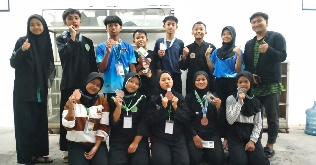 BORONG MEDALI - Sejumlah atlet Club Harmoni yang bermarkas di Kelurahan Cemengkalang, Kecamatan Sidoarjo berfoto bersama di tengah - tengah pertandingan Buduran Open Competition Se Jawa Timur 2025, Minggu (20/04/2025).