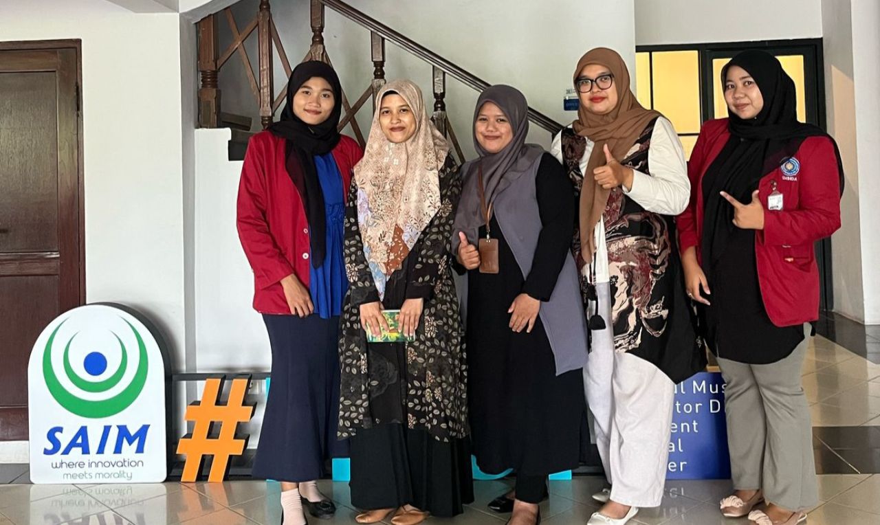 PELATIHAN - Tim Pengabdian masyarakat (Abdiams), Universitas Muhammadiyah Sidoarjo (Umsida) melaksanakan kegiatan pelatihan keuangan di Sekolah Alam Insan Mulia Surabaya (SAIM) Surabaya, Jumat (25/04/2025).