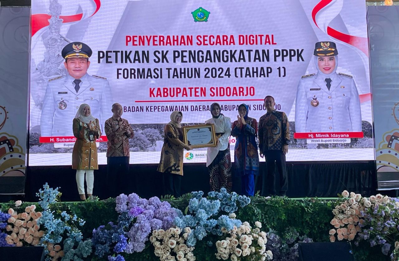 SERAHKAN SK - Sebanyak 630 tenaga honorer Pemerintah Kabupaten (Pemkab) Sidoarjo yang dinyatakan lulus seleksi Aparatur Sipil Negara (ASN) jalur PPPK Formasi Tahun 2024 menerima petikan Surat Keputusan (SK) Pengangkatan, Selasa (29/04/2025).