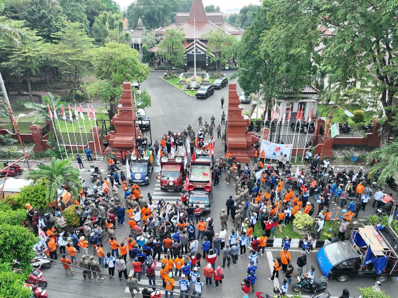 MAYDAY - Ribuan buruh di Sidoarjo ikut memperingati Hari Buruh Internasional (Mayday) yang menggelar aksi damai di depan Pendopo Delta Wibawa, Sidoarjo, Kamis (01/05/2025).