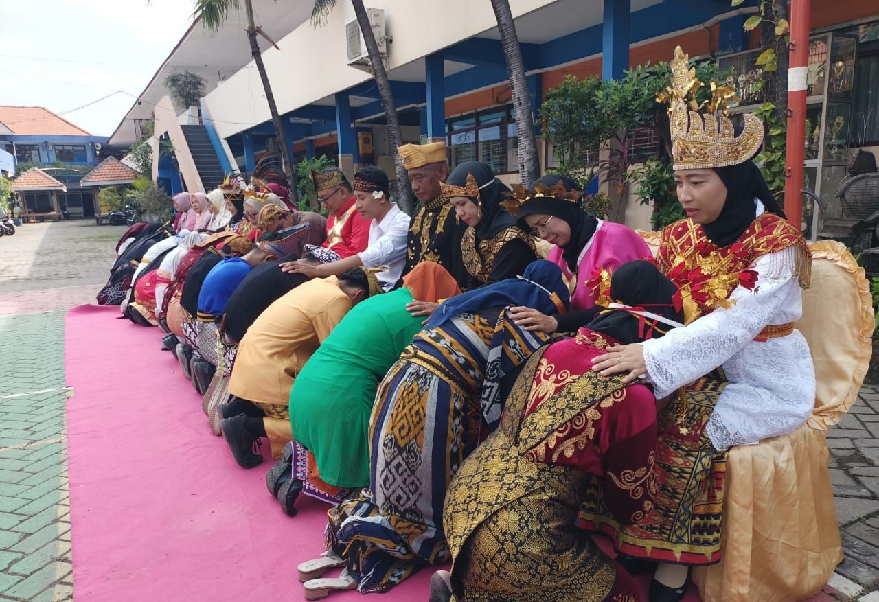 SUNGKEM - Sekitar 225 siswa dan siswi SMK Pemuda Krian melaksanakan sungkem kepada para guru usai melaksanakan upacara Hari Pendidikan Nasional (Hardiknas) di halaman sekolah, Jumat (02/05/2025).