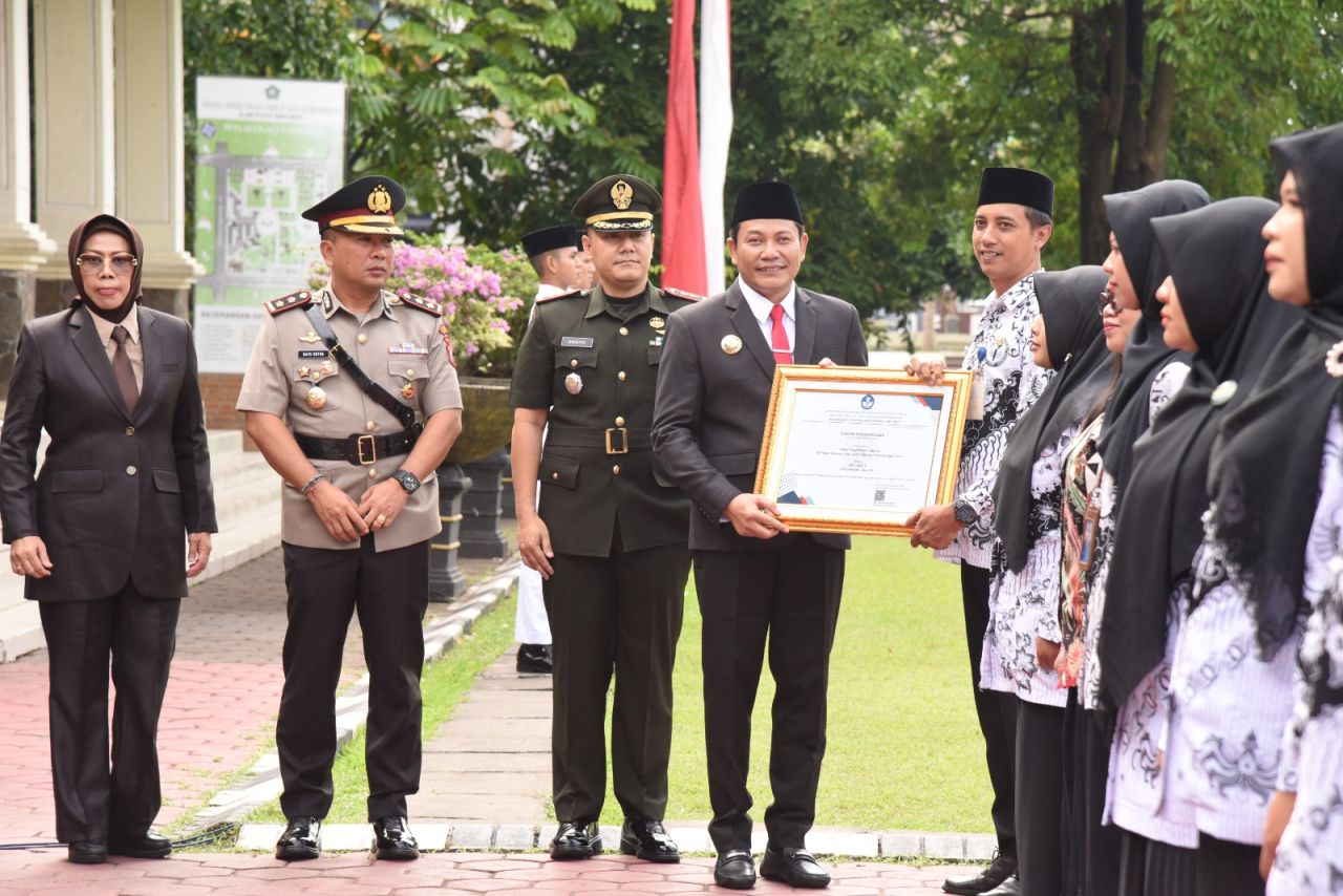 HARDIKNAS - Bupati Sidoarjo, Subandi menyerahkan berbagai penghargaan kepada guru dan siswa di sela peringatan upacara Hari Pendidikan Nasional (Hardiknas), di Alun-Alun Sidoarjo, Jumat (02/05/2025).