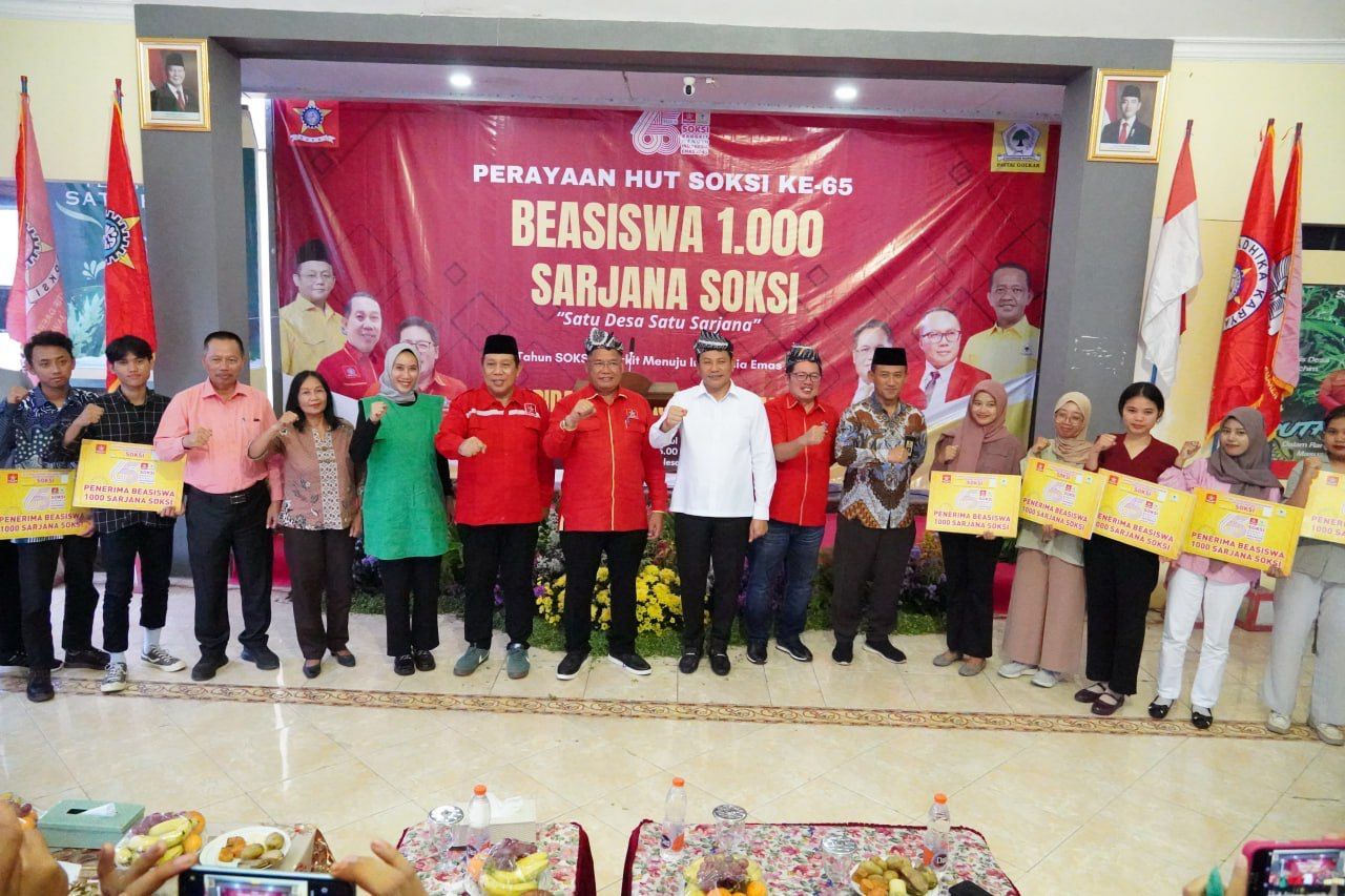 APRESIASI - Bupati Sidoarjo Subandi mengapresiasi program Dewan Pimpinan Daerah (Depidar) Sentral Organisasi Karyawan Swadiri Indonesia (SOKSI) Jatim yang melaunching 1.000 beasiswa kuliah di Balai Desa Kureksari, Kecamatan Waru, Sidoarjo, Jumat (02/05/20