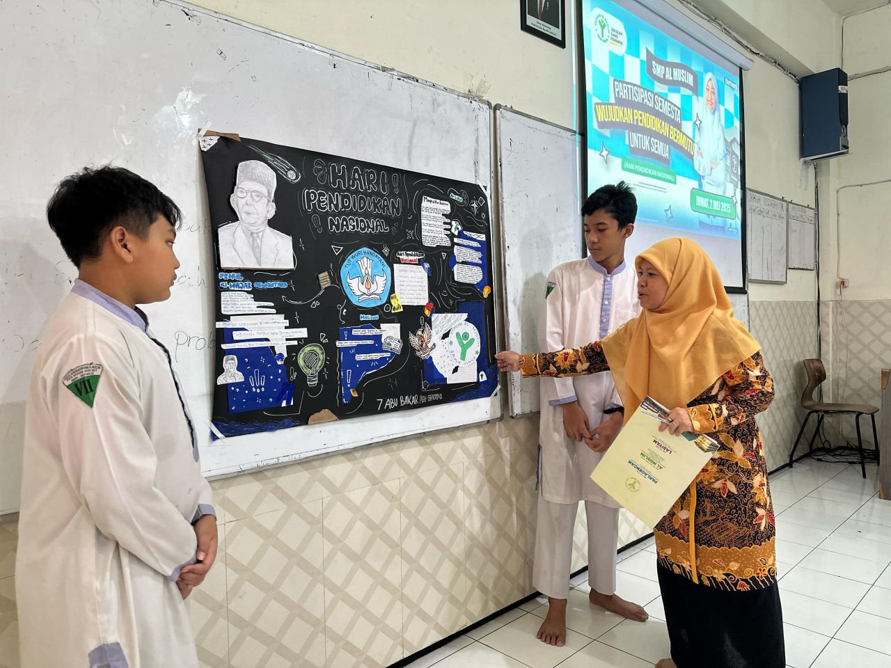 LOMBA - Siswa dan siswi SMP Al Muslim menggelar Lomba Mading Kreatif Siswa dan Lomba Konten Kreatif Siswa dalam memperingati Hari Pendidikan Nasional (Hardiknas), Jumat (02/05/2025).