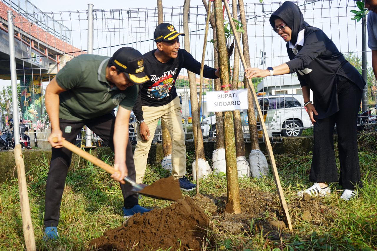 TANAM POHON - Bupati Sidoarjo, Subandi memimpin kegiatan kerja bakti bersama Forum Koordinasi Pimpinan Daerah (Forkopimda) dan sejumlah stakeholder di Taman Ilyushin Juanda, Sidoarjo, Sabtu (03/05/2025).