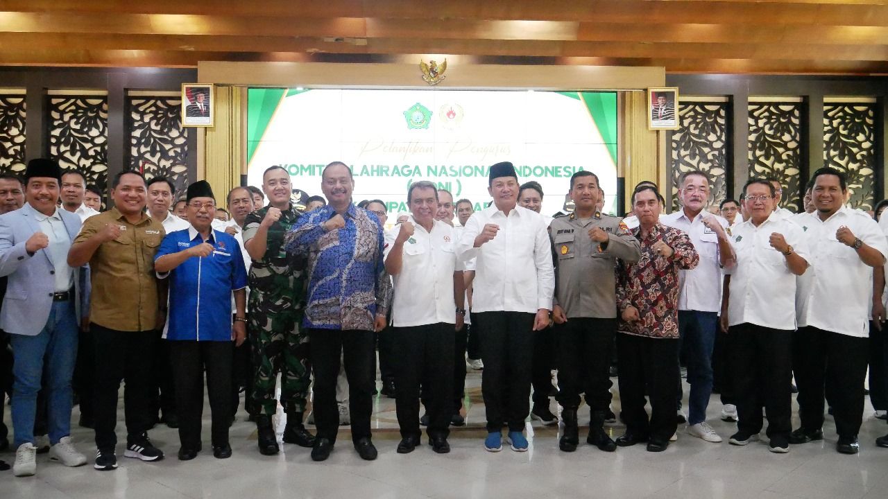 PELANTIKAN - Bupati Sidoarjo Subandi menyaksikan pelantikan Imam Muchri Affandi sebagai Ketua KONI Sidoarjo periode 2025 - 2029 yang dilakukan Ketua KONI Jawa Timur Muhammad Nabil di Pendopo Delta Wibawa Sidoarjo, Sabtu (03/05/2025).