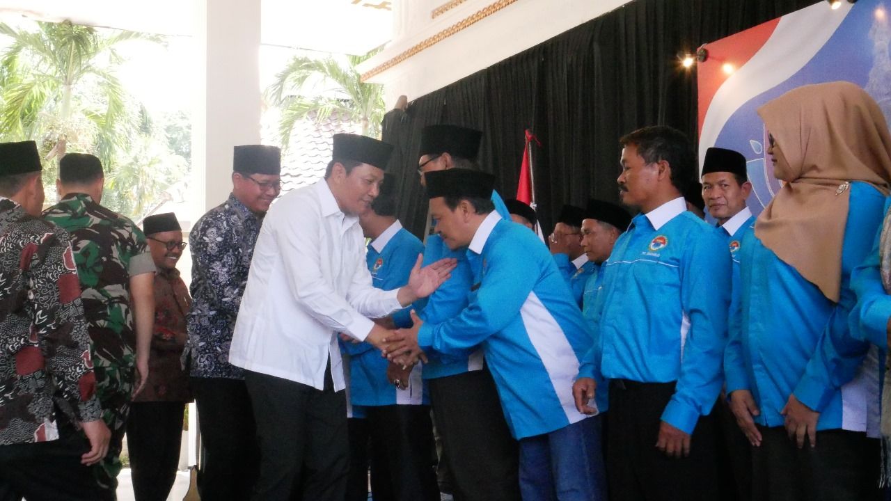 PELANTIKAN - Bupati Sidoarjo, Subandi menyaksikan prosesi pelantikan Ikatan Alumni Pergerakan Mahasiswa Islam Indonesia (IKA PMII) Cabang Kabupaten Sidoarjo di Pendopo Delta Wibawa, Sabtu (03/05/2025).