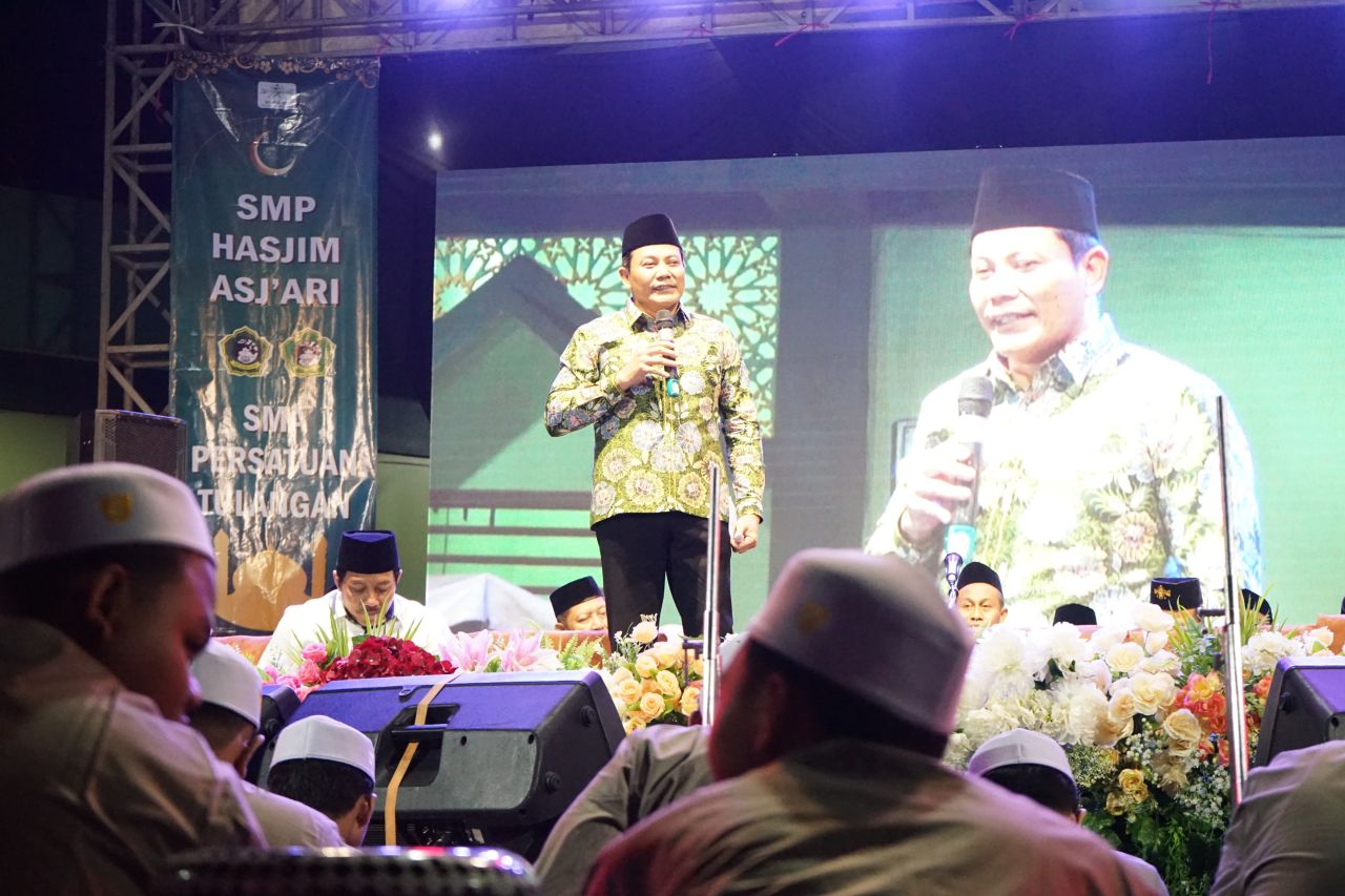 SHALAWAT - Bupati Sidoarjo Subandi menghadiri acara Bersholawat Bersama dalam Rangka Sukses PPDB Tahun Pelajaran 2025-2026 yang diselenggarakan Badan Pengelola Pendidikan (BPP) Ma’arif NU Kecamatan Tulangan, Sabtu (03/05/2025) malam.