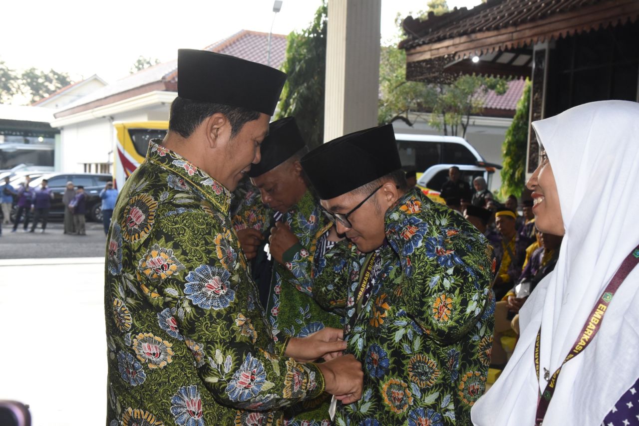 BERANGKATKAN - Sebanyak 376 Calon Jamaah Haji (CJH) asal Sidoarjo yang tergabung dalam Kloter 11 dilepas keberangkatannya oleh Bupati Sidoarjo, Subandi dari pendopo Delta Wibawa Minggu, (04/05/2025).