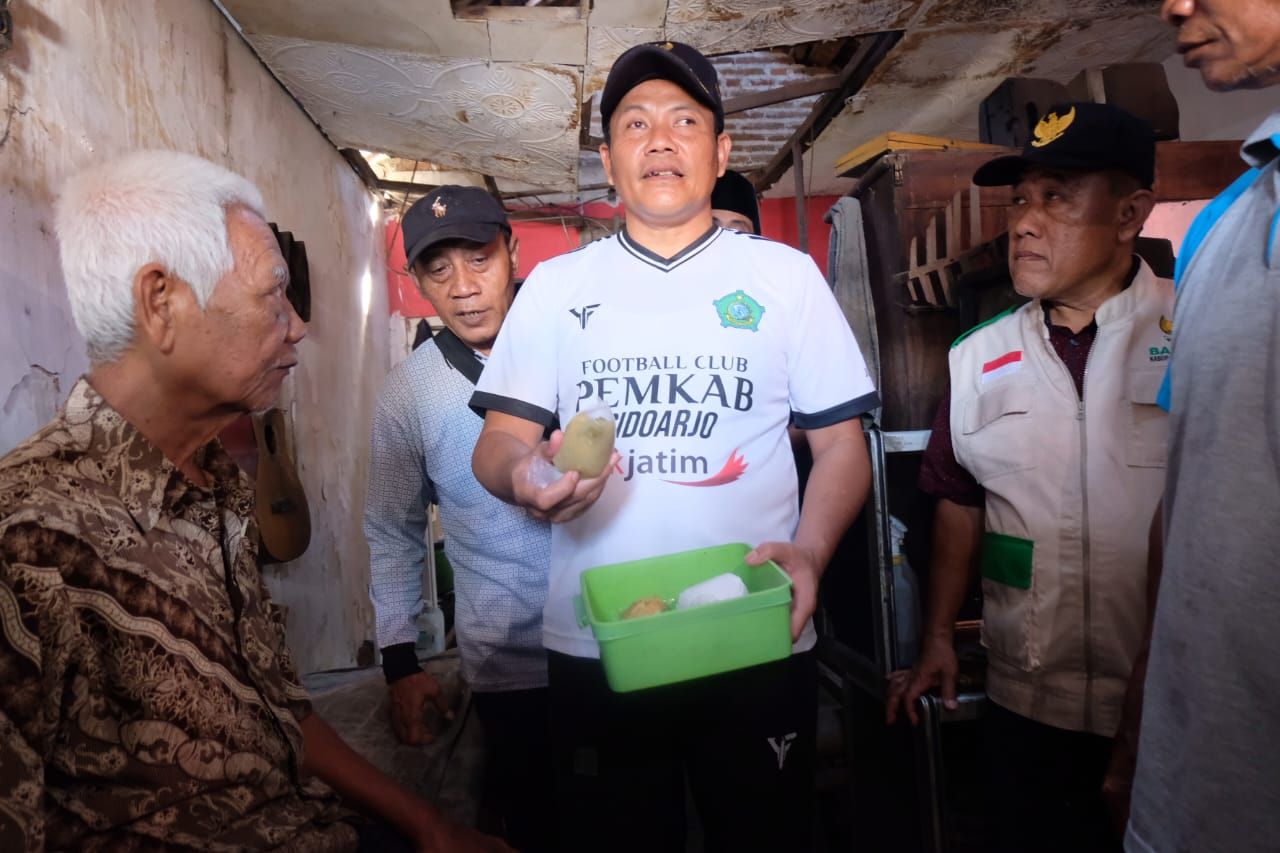 CEK - Bupati Sidoarjo Subandi sidak Rumah Tidak Layak Huni (RTLH) milik Ny Nurhayati (70) warga Desa Kedungbanteng, Kecamatan Tanggulangin dan Masrukin (70) warga Desa Lajuk, Kecamatan Porong sekaligus mengecek menu makanan bantuan, Minggu (04/05/2025).