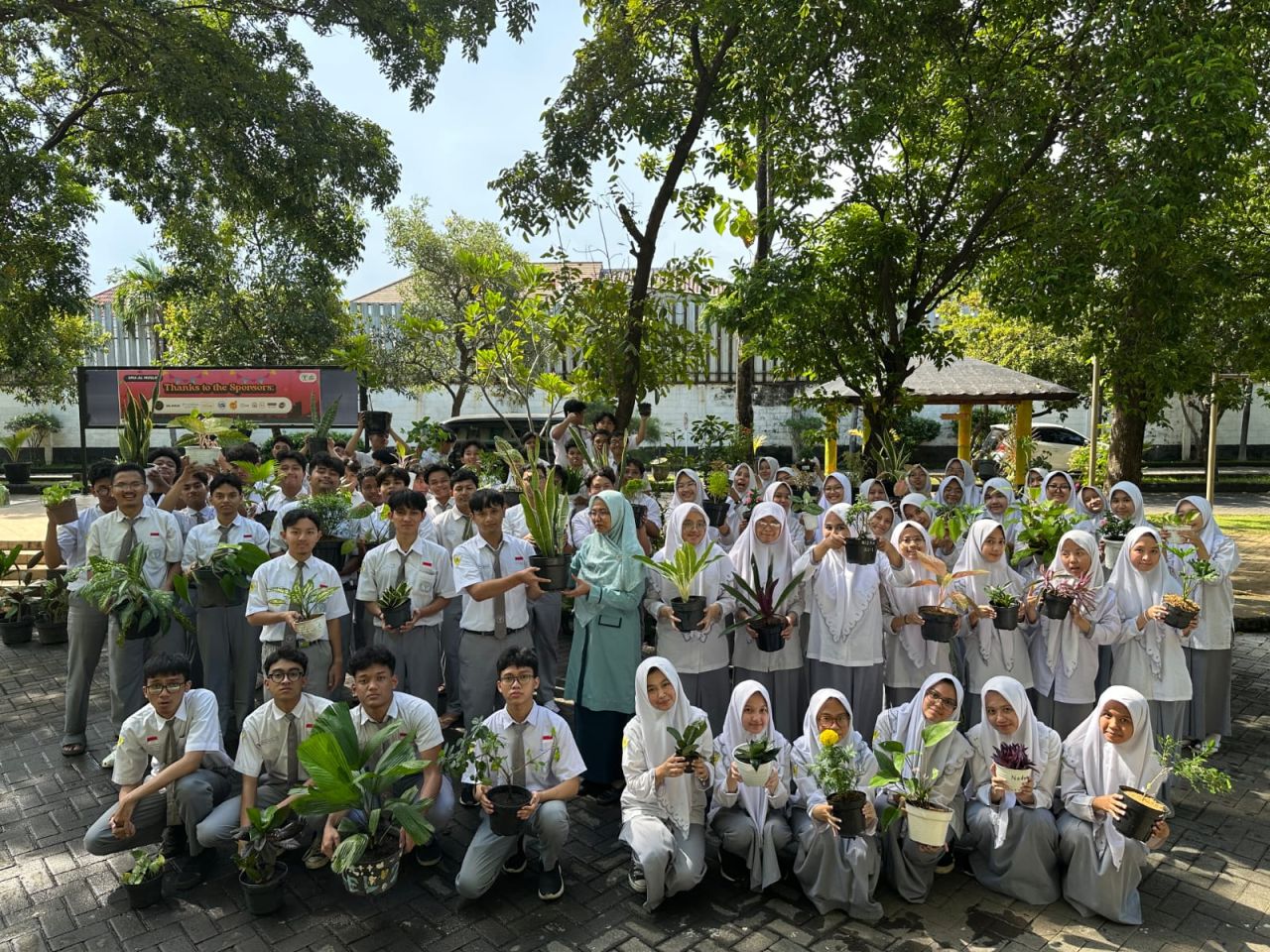 TANAM - Siswa dan siswi SMA Al Muslim menunjukkan komitmennya dalam membentuk generasi berkarakter dan peduli lingkungan melalui kegiatan kelulusan yang unik dan bermakna dengan menanam pohon di lingkungan sekitar, Senin (05/05/2025).