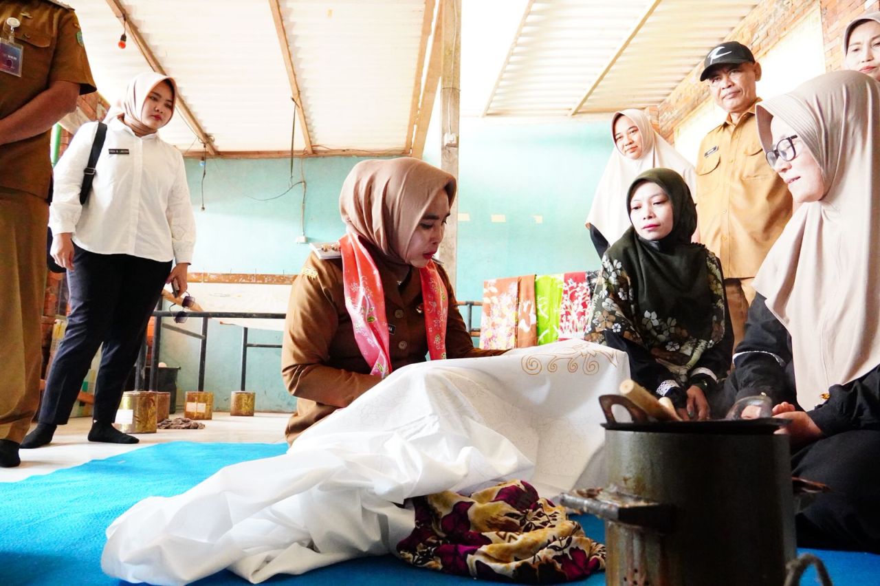 UMKM - Wabup Sidoarjo Mimik Idayana menyaksikan langsung dua produk unggulan UMKM di Desa Suwaluh, Kecamatan Balongbendo, Sidoarjo yakni berupa kripik sarang tawon dan batik khas Suwaluh, Senin (05/05/2025).