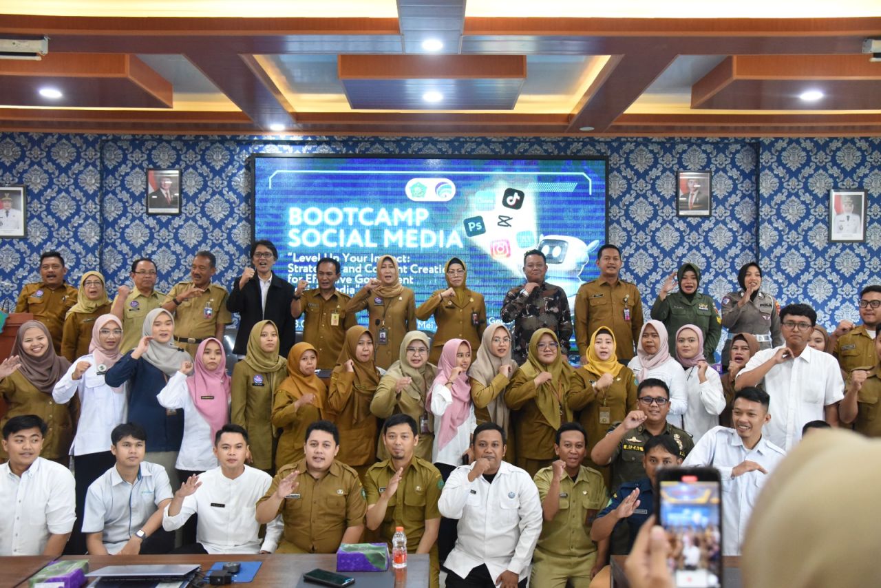 PELATIHAN - Dinas Kominfo Sidoarjo mengajak para admin Medsos OPD handal mengelola media komunikasi publik profesional berbasis data dengan mengikut program pelatihan mengelola Medsos selama 3 hari di BKD Pemkab Sidoarjo, Senin (05/05/2025).