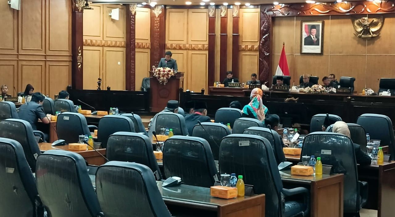 MINIM - Rapat Paripurna DPRD Sidoarjo dengan dua agenda yakni Rekomendasi (Pandangan Fraksi - Fraksi terkait LKPJ Bupati dan Wakil Bupati 2024 dan Pembacaan Surat Masuk dihadiri sekitar 16 anggota dan pimpinan saja, Selasa (06/05/2025).