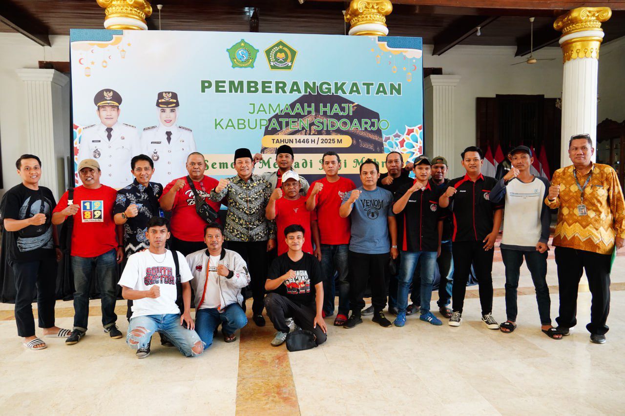 DIALOG - Bupati Sidoarjo Subandi beraudiensi dengan kelompok suporter Delta Mania untuk membahas polemik tarif sewa Stadion Gelora Delta di Pendopo Delta Wibawa, Selasa (06/05/2025).