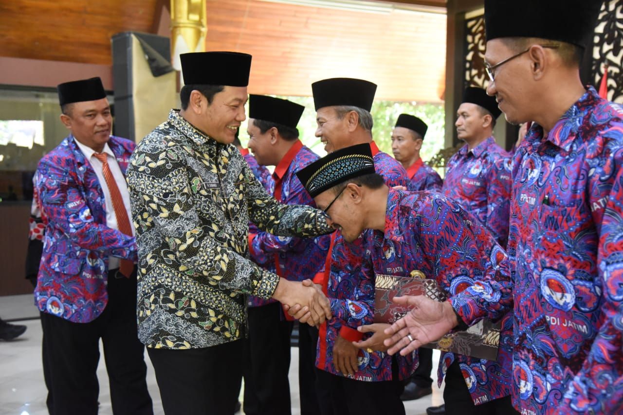 PELANTIKAN - Pengurus Persatuan Perangkat Desa Indonesia (PPDI) Kabupaten Sidoarjo masa bakti 2025 - 2030 dilantik di Pendopo Delta Wibawa disaksikan Bupati Sidoarjo, Subandi Selasa (06/05/2025).