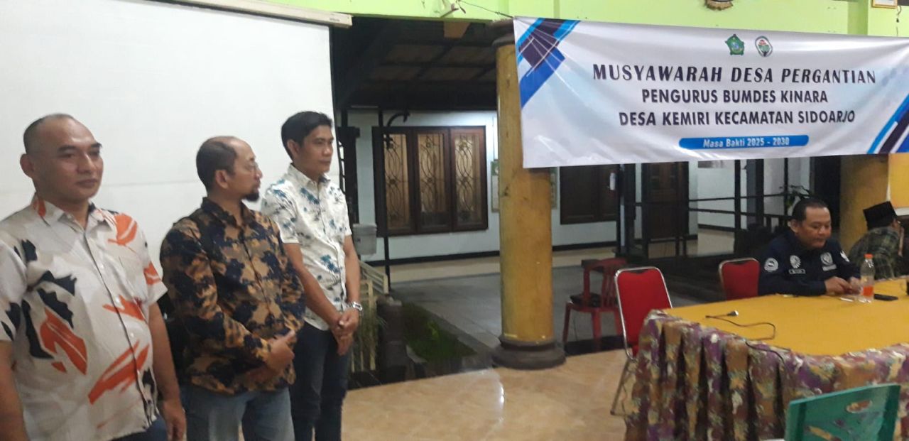 LANTIK - Mantan Ketua Persatuan Wartawan Indonesia (PWI) Kabupaten Sidoarjo, Abdul Rouf dilantik menjadi Bendahara Badan Usaha Milik Desa (BUMDes) Kinara Kemiri, Kecamatan/Kabupaten Sidoarjo oleh Kades Mantan Novi Ariwibowo, Rabu (07/05/2025).