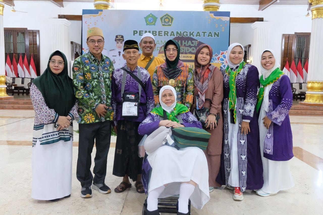 BERANGKATKAN - Sekretaris Daerah (Sekda) Kabupaten Sidoarjo Dr Fenny Apridawati secara resmi memberangkatkan Calon Jamaah Haji (CJH) Kabupaten Sidoarjo dari Pendopo Delta Wibawa, Rabu (07/05/2025) malam.