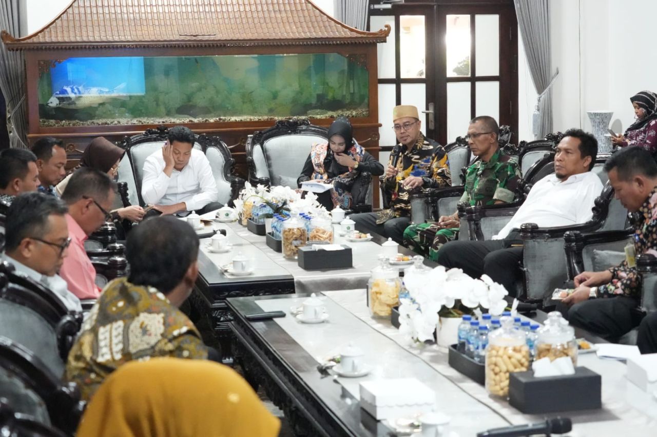 RAKOR - Bupati Sidoarjo Subandi, Wabup Mimik Idayana dan Ketua DPRD Sidoarjo Abdillah Nasih serta Kepala Dinas Pendidikan dan Kebudayaan Pemkab Sidoarjo Tirto Adi memimpin rakor SPMB di ruang transit Pendopo Delta Wibawa pekan kemarin.