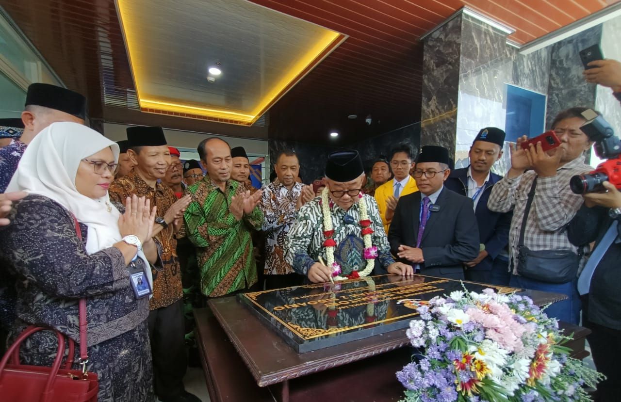RESMIKAN - Menteri Pendidikan Dasar dan Menengah RI, Abdul Mu'ti didampingi Kepala Smamda Zainul Arifin dan para pengurus PDM Sidoarjo meresmikan Smamda Dormitory yang ada di JL Cendekia, Sidoarjo, Sabtu (10/05/2025).