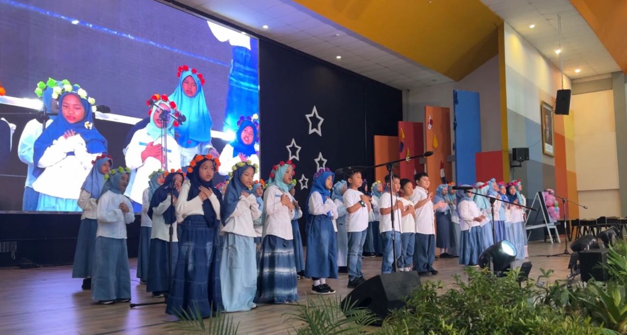 APPRECIATION - Suasana penuh semangat dan suka cita menyelimuti SD Al Muslim saat kegiatan Student Appreciation Day yang digelar di Gedung Auditorium Politeknik Pelayaran Surabaya, Sabtu (10/05/2025).
