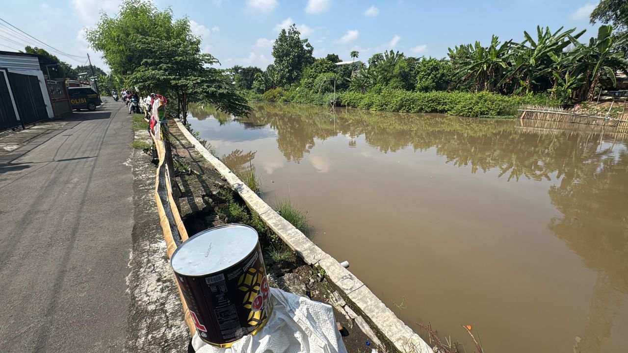 CEK - Bupati Sidoarjo Subandi mengecek langsung kondisi tangkis longsor di Desa Kedungpringgodani dan Desa Bakungpringgodani, Kecamatan Balongbendo, Sidoarjo yang longsor, Minggu (11/05/2025).