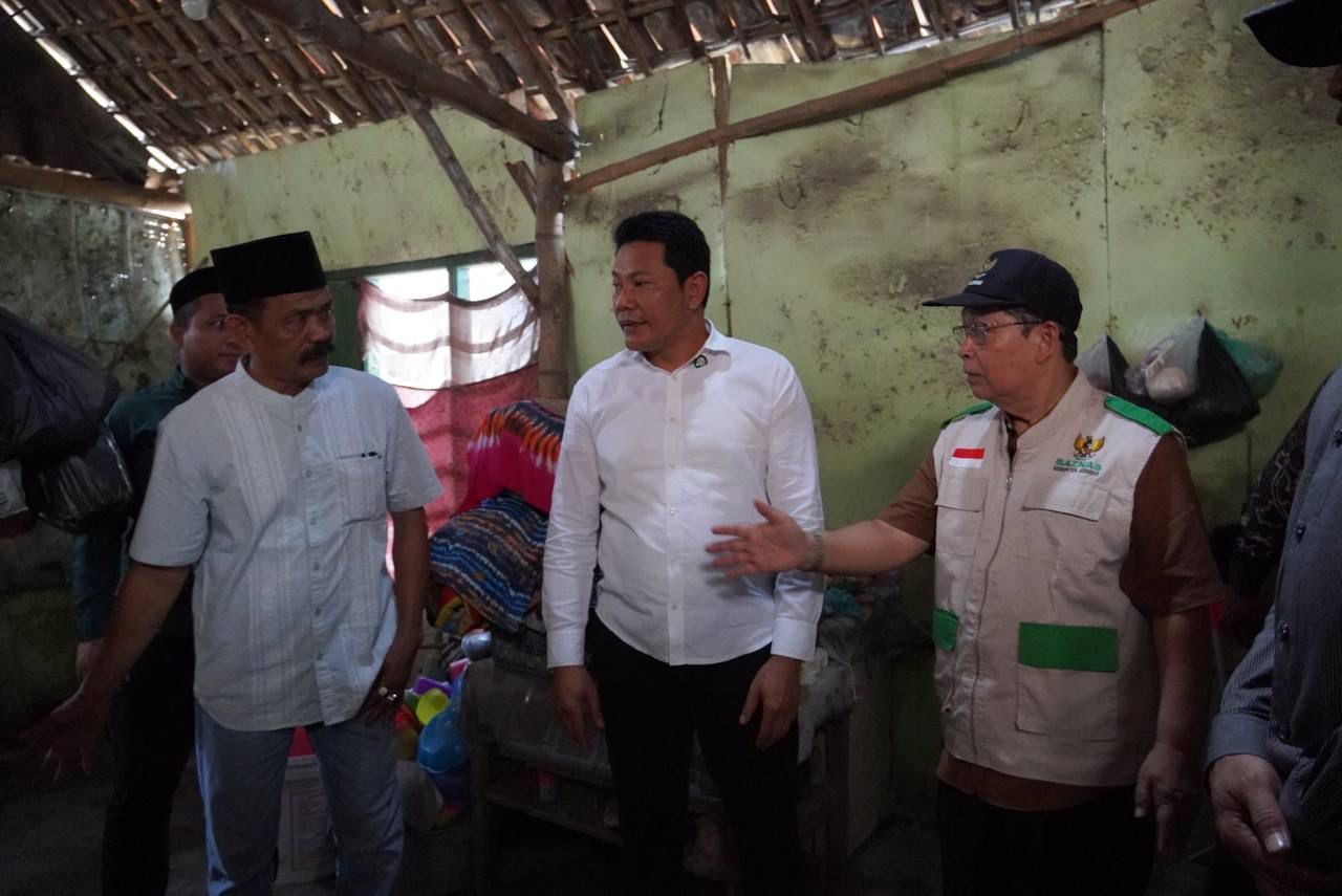 SIDAK - Bupati Sidoarjo Subandi sidak rumah dua warga miskin yakni rumah Munawaroh Desa Bogempinggir dan rumah Sunapi Desa Kemangsen, Kecamatan Balongbendo, Sidoarjo yang menerima bantuan rehab Rumah Tidak Layak Huni (RTLH), Minggu (11/05/2025).