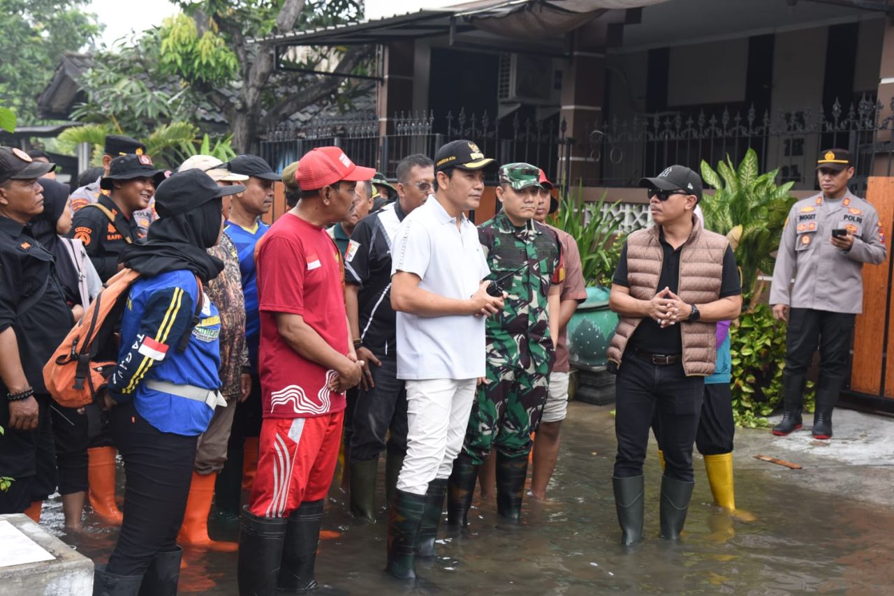 BANJIR - Bupati Sidoarjo Subandi sidak banjir di kompleks perumahan Pejaya Anugrah di Desa Kramat Jegu, Kecamatan Taman, Sidoarjo Selasa (13/05/2025).