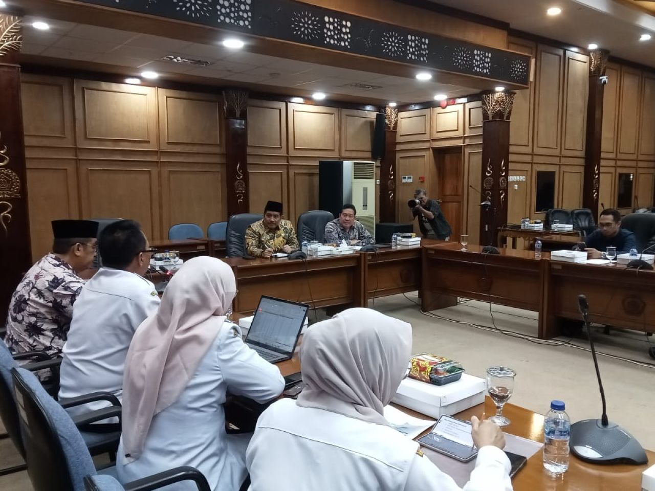 HEARING - Pimpinan dan anggota Komisi D DPRD Sidoarjo hearing bersama Dinas Pendidikan dan Kebudayaan Pemkab Sidoarjo soal BOSDA dan penerimaan murid baru di ruang paripurna DPRD Sidoarjo, Rabu (14/05/2025).