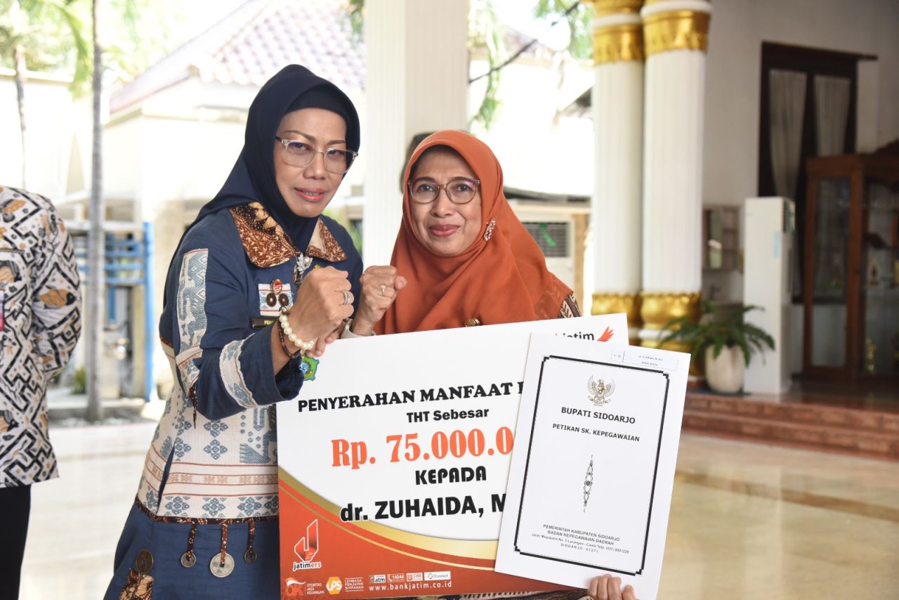 SERAHKAN SK - Sekda Sidoarjo, Dr Fenny Apridawati menyerahkan SK Pensiun bagi 164 PNS Pemkab Sidoarjo di Pendopo Delta Wibawa, Kamis (15/05/2025).