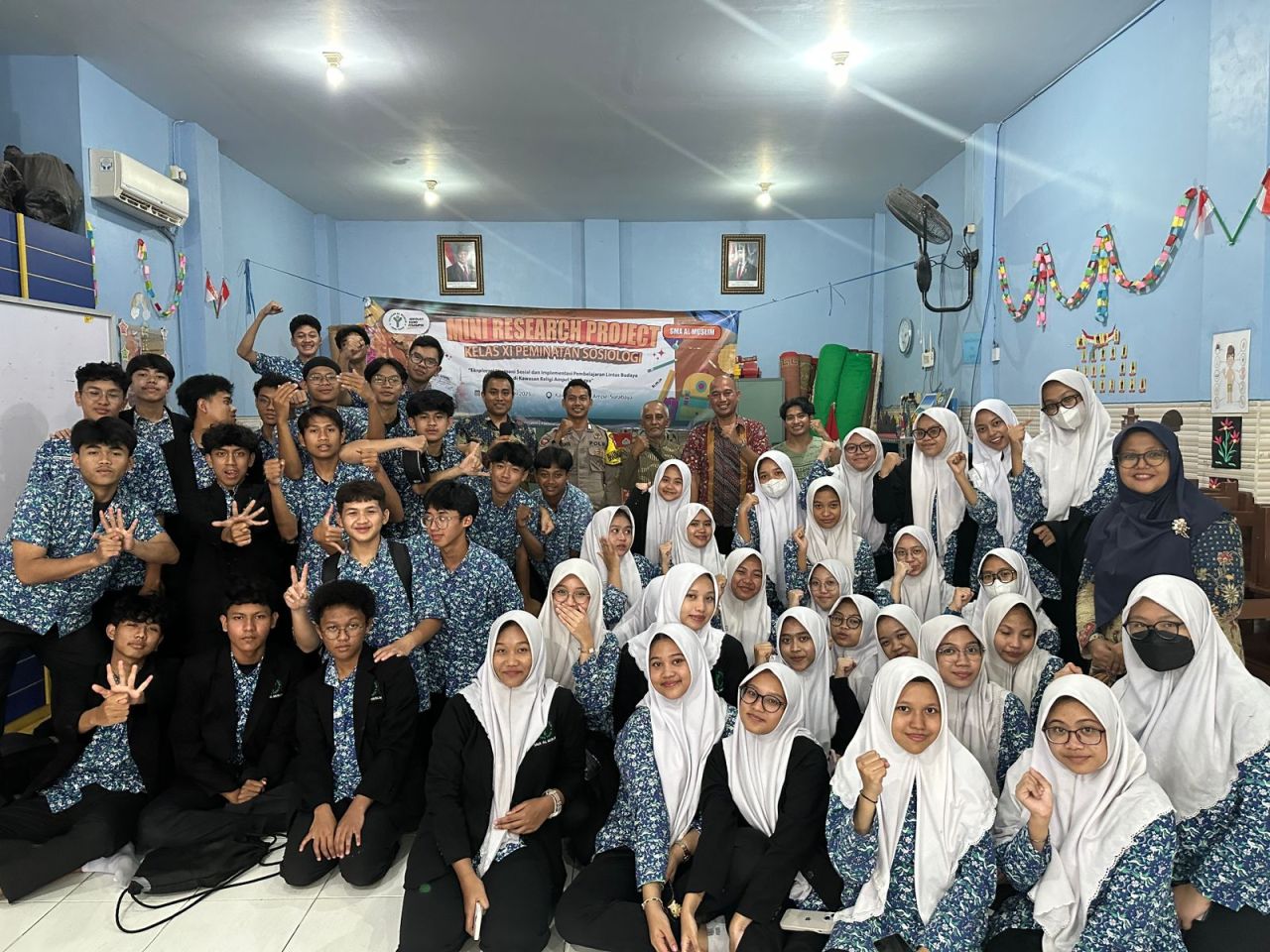 RISET - Siswa dan siswi SMA Al Muslim melaksanakan riset di kawasan Kelurahan Ampel, Kecamatan Semampir, Kota Surabaya, Kamis (15/05/2025).