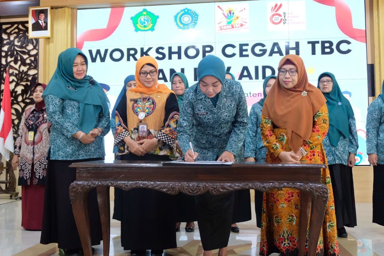 CEGAH TBC - TP PKK Sidoarjo mengedukasi kader saat workshop dengan narasumber Plt Kepala Dinkes dr Laksmie Herawati Yuwantina dan dr Fitri Sriyani (RSUD R T Notopuro) dibuka Ketua TP PKK Sidoarjo dr Sriatun di Pendopo Delta Wibawa, Kamis (15/05/2025).