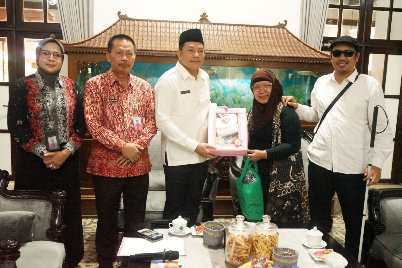 DIALOG - Bupati Sidoarjo, Subandi menggelar audiensi dengan Koalisi Perkumpulan Penyandang Disabilitas Kabupaten Sidoarjo di Pendopo Delta Wibawa Sidoarjo, Jumat (16/05/2025).
