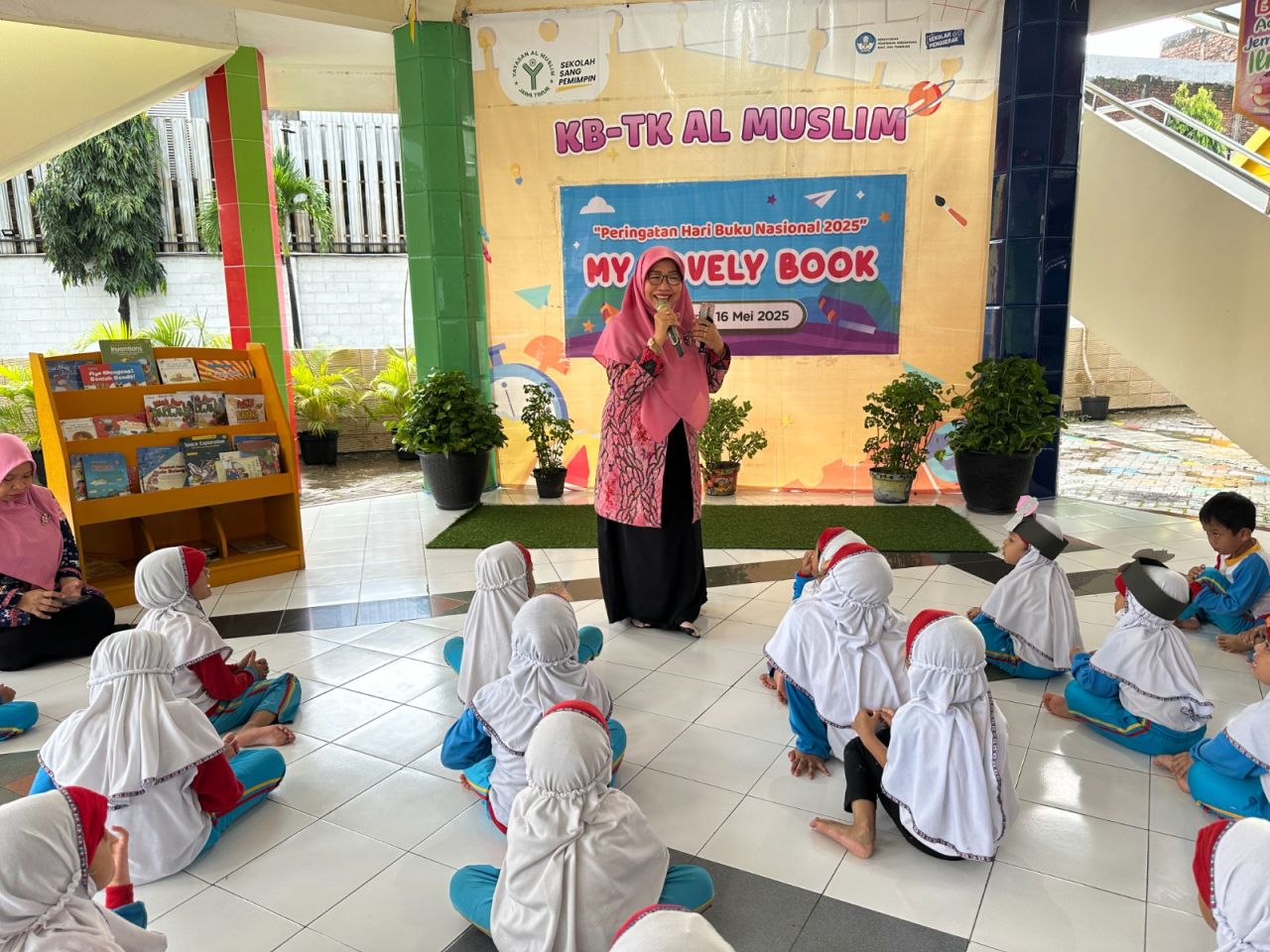 HARBUKNAS - Ratusan siswa dan orang tua KB TK Al Muslim berkumpul di halaman menyambut Hari Buku Nasional (Harbuknas) yang diperingati setiap tanggal 17 Mei dengan presentasi buku karya mereka dihadapan orangtua dan guru, Jumat (16/05/2025).