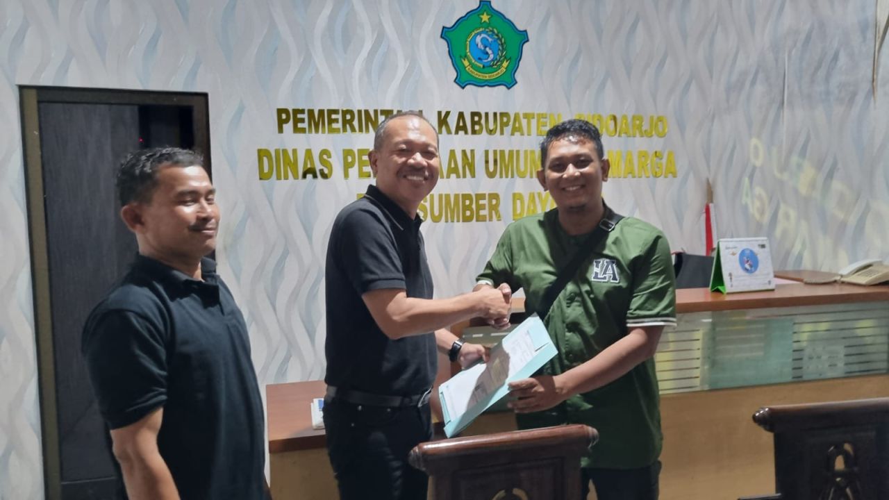 STOP - Kepala Dinas PUBM dan SDA Pemkab Sidoarjo, Dwi Eko Saptono menghentikan proyek urukan yang menggunakan dump truk di sepanjang JL Raya Kalanganyar - Banjar Kemuning, Kecamatan Sedati usia bertemu dengan rekanan pelaksana, Jumat (16/05/2025).