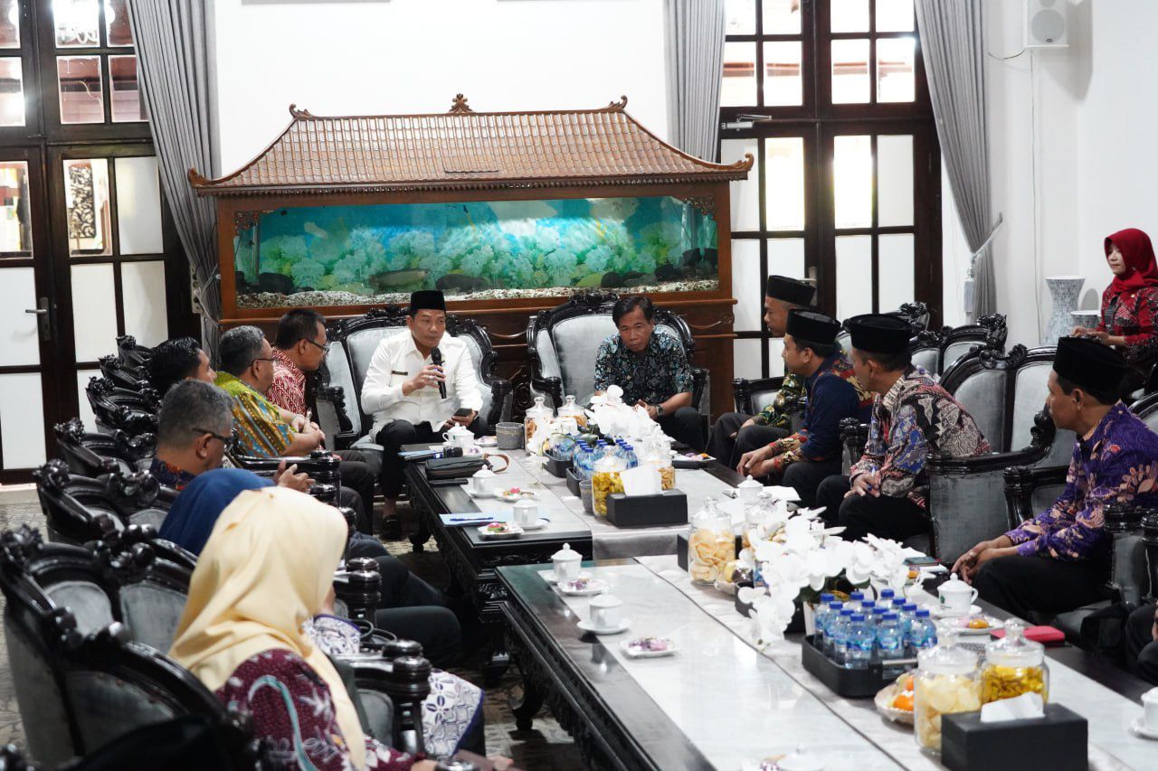 DIALOG - Bupati Sidoarjo, Subandi berdialog dengan para pengurus Musyawarah Kerja Kepala Sekolah (MKKS) swasta mulai jenjang SD/MI, SMP/MTs sampai SMA/MA soal mengurus PBG di Pendopo Delta Wibawa, Jumat (16/05/2025).