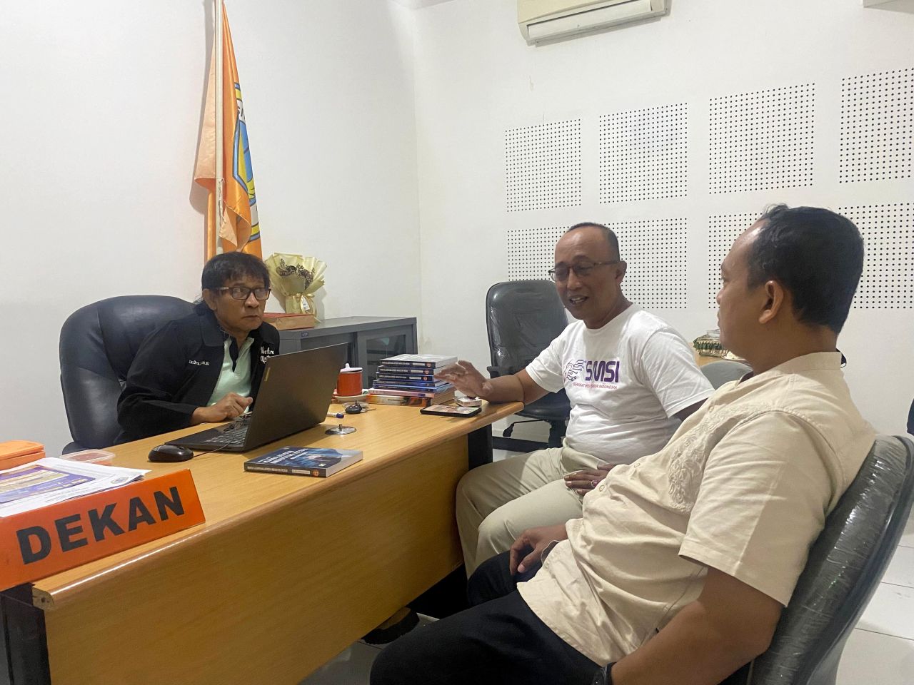 DIALOG - Dekan Fikom Unitomo Subarabaya Dr Harliantara MSi bersama pengurus SMSI Jatim melaksanakan dialog soal beasiswa dan perkembangan media kemarin.