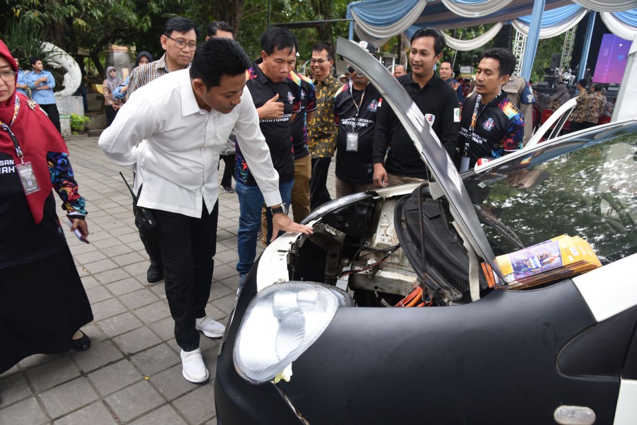 PAMERAN - Bupati Sidoarjo, Subandi membuka acara Antartika Fair 2025 yang digelar siswa SMA dan SMK Antartika Sidoarjo yang digelar di Alun - Alun Sidoarjo, Sabtu (17/05/2025).