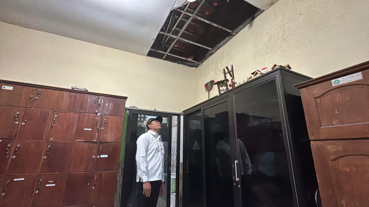 RUSAK - Bupati Sidoarjo, Subandi melakukan inspeksi mendadak (Sidak) ke SMP Negeri 3 Porong yang bangunan atapnya jebol, kamar mandi dan WC rusak serta bangku yang sudah tidak layak pakai, Sabtu (17/05/2025).