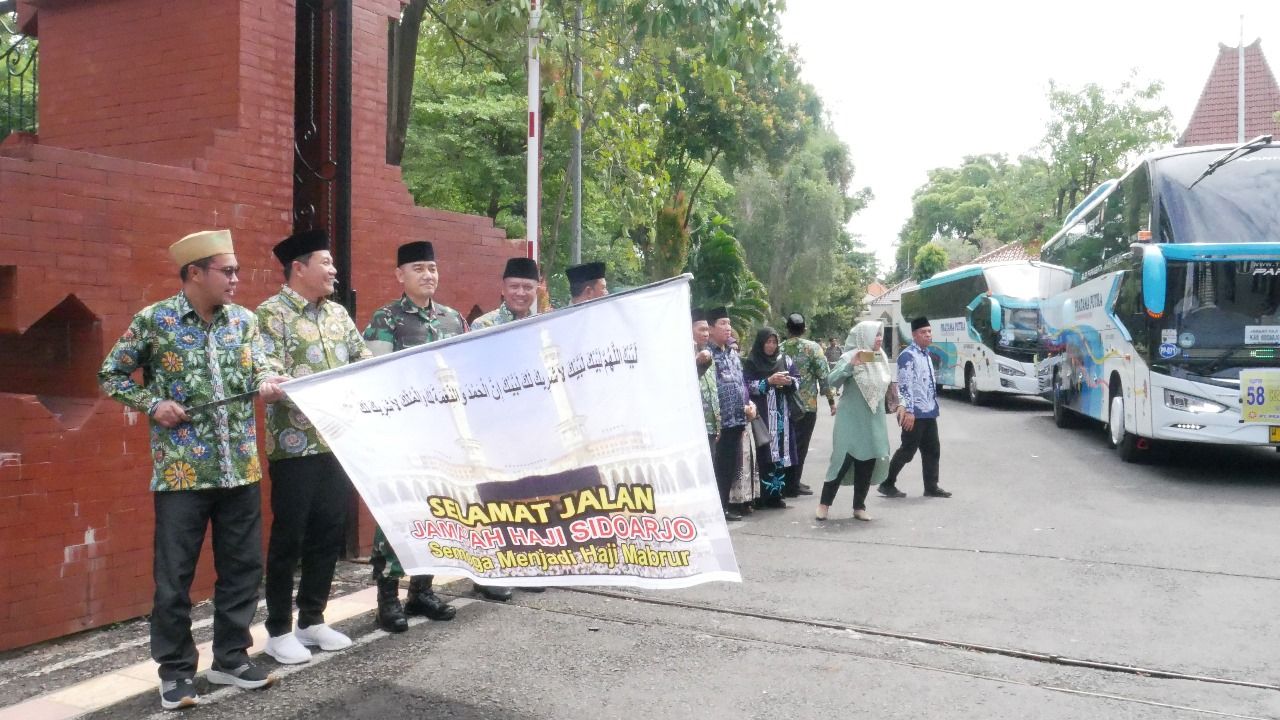 BERANGKATKAN - Bupati Sidoarjo Subandi memberangkatkan sebanyak 752 CJH Kloter 57 dan 58 dari Pendopo Delta Wibawa Sidoarjo, Minggu (18/05/2025).