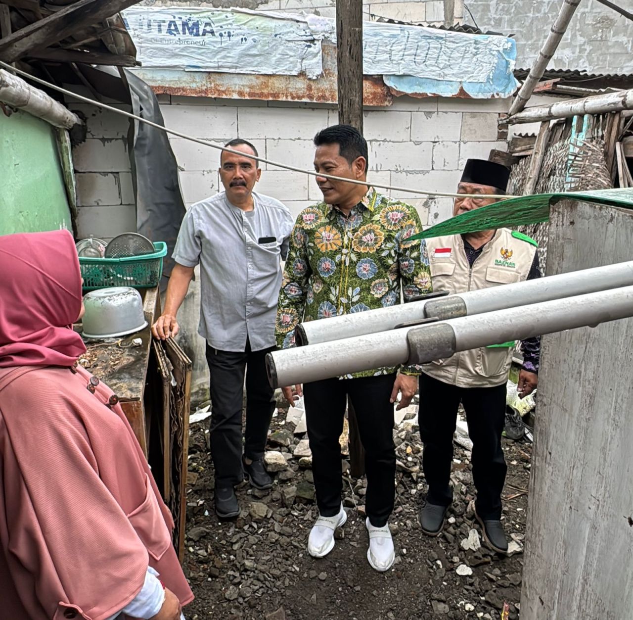 RTLH - Iswahyudi (55) warga Kelurahan Pucang Anom, Kecamatan Sidoarjo tidak henti-hentinya mengucapkan syukur karena rumahnya yang sudah hancur bakal diperbaiki Bupati Sidoarjo, Subandi melalui Baznas Sidoarjo, Minggu (18/05/2025).