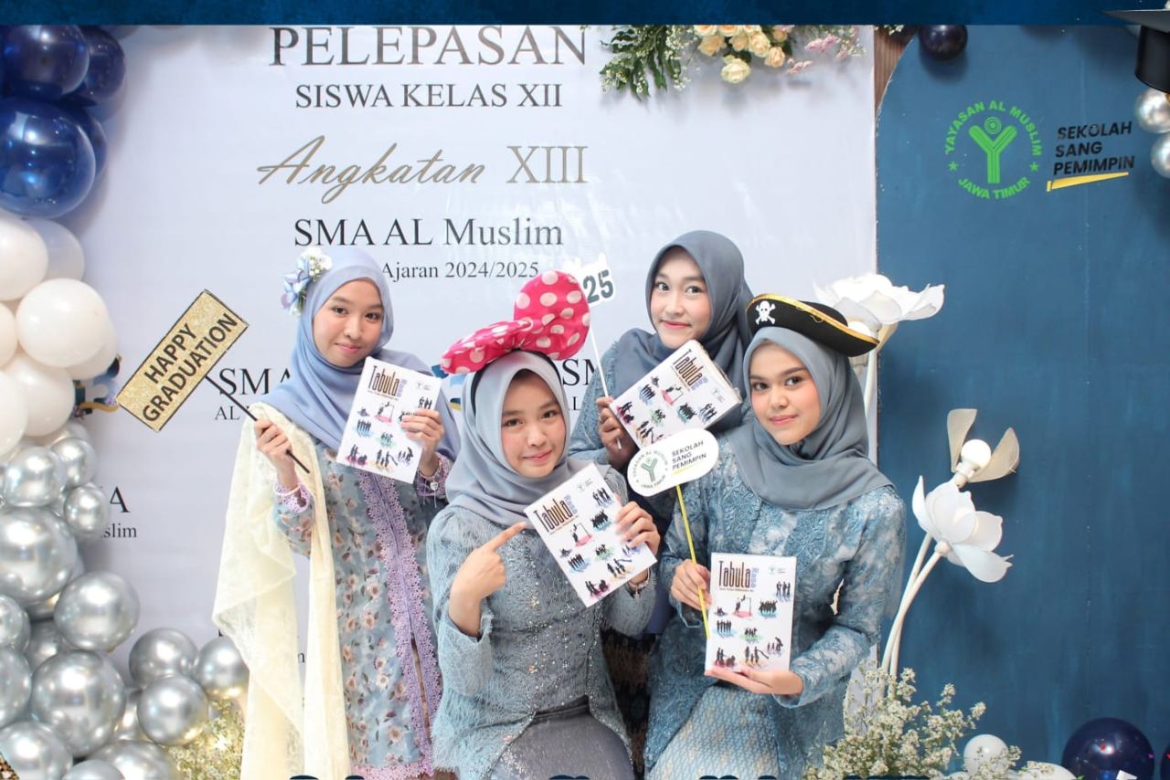 PELEPASAN - Pelepasan siswa kelas XII SMA Al Muslim bertepatan dengan peringatan Hari Buku Nasional hingga acara berubah menjadi panggung apresiasi literasi dan peluncuran buku karya siswa dan guru SMA AL Muslim, Sabtu (17/05/2025).