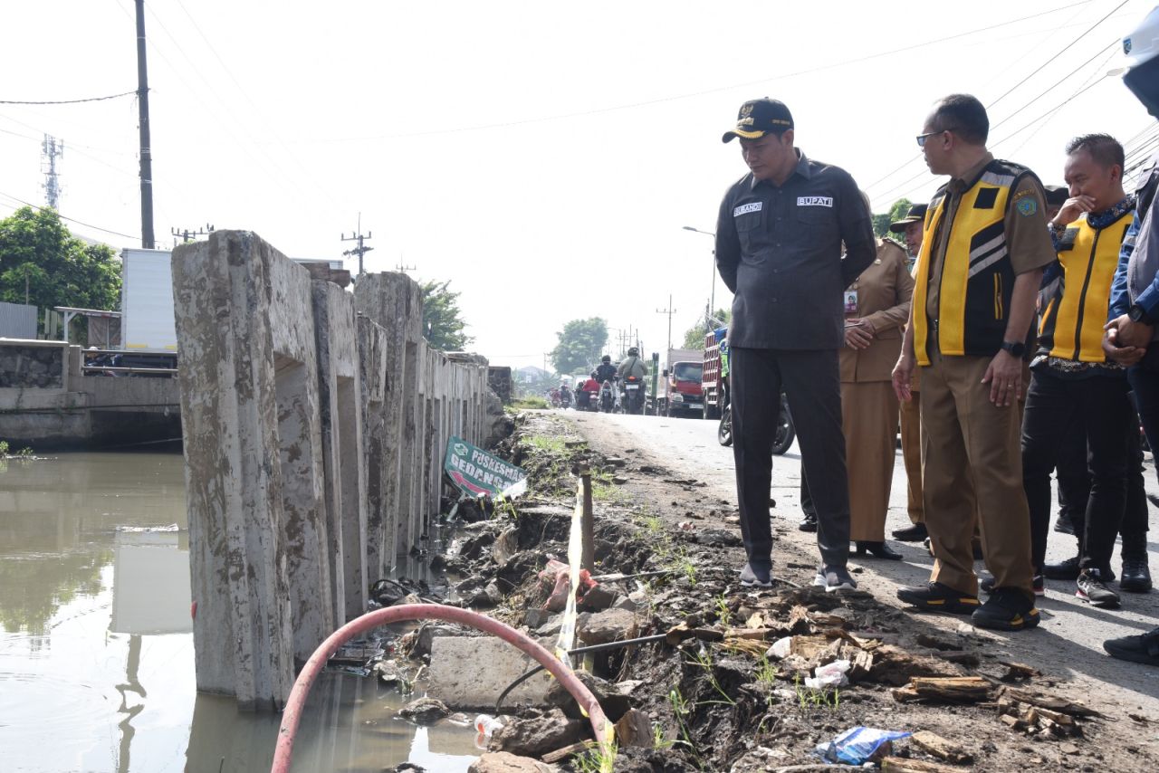 BETONISASI - Bupati Sidoarjo Subandi bersama Kepala Dinas PUBM dan SDA Dwi Eko Saptono sidak proyek betonisasi jalan Betro - Gedangan dari 11 ruas jalan yang proyeknya mulai dikerjakan, Senin (19/05/2025).