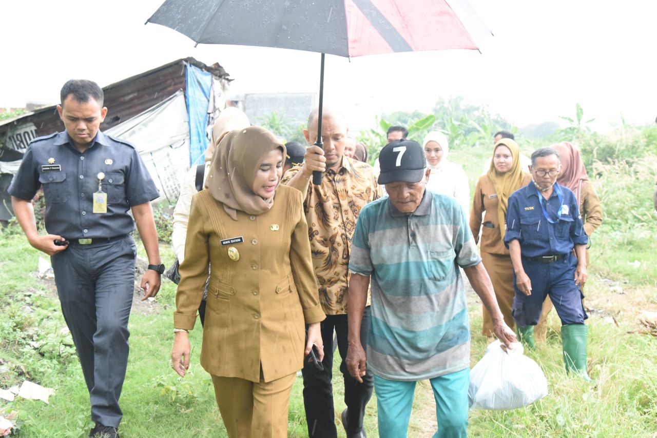 SIDAK - Wabup Sidoarjo, Mimik Idayana melakukan Inspeksi Mendadak (Sidak) ke tempat tinggal seorang warga lanjut usia yang hidup sebatang kara di gubuk tak layak huni Mbah Tasriban di Desa Ketapang, Kecamatan Tanggulangin, Sidoarjo, Senin (19/05/2025).